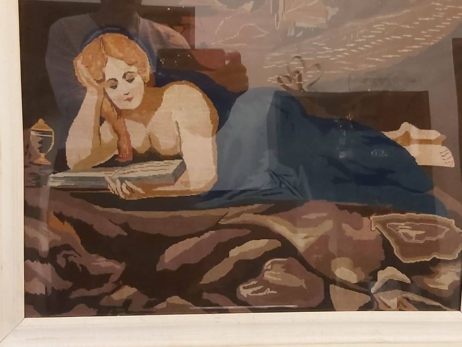 Tablouri pictate cu semnătura.