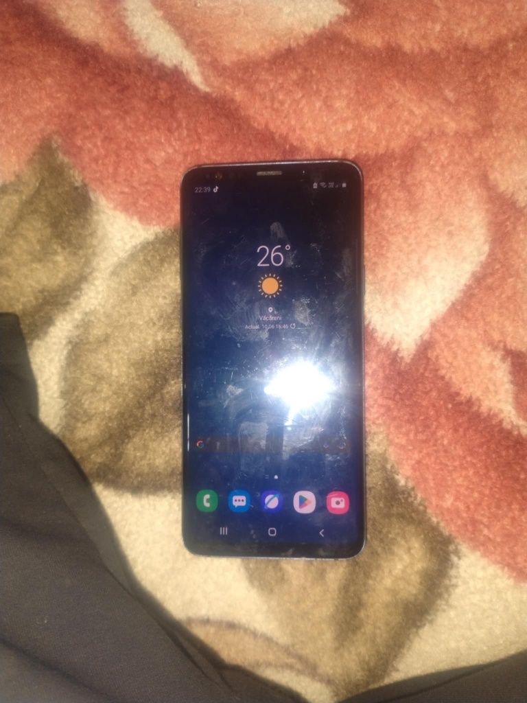 Vând samsung s9× e spart puțin pe spate da are bateria noua sau schimb