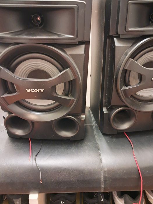Boxe Sony și altă pereche de boxe fără nume