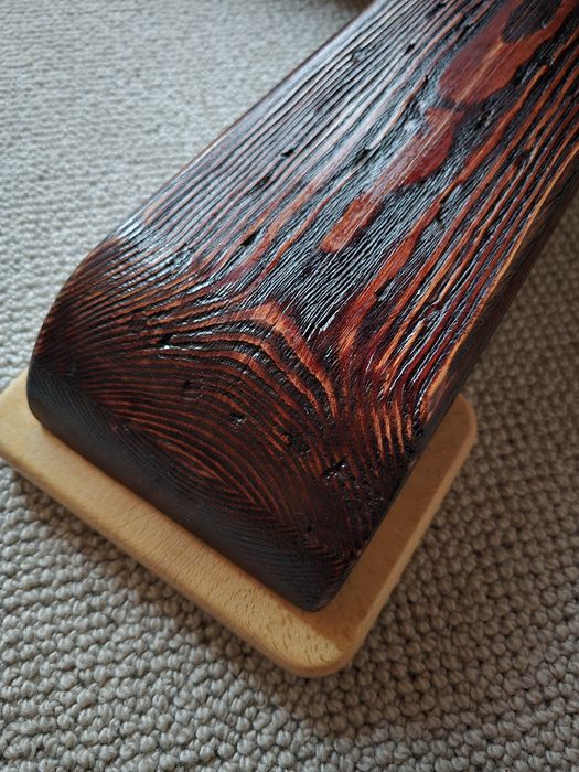 Маса от бял бор цвят череша.