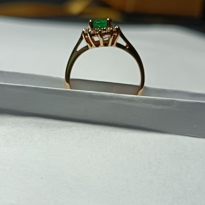 Златен пръстен. Emerald/смарагд/изомруд) и 12 диаманта