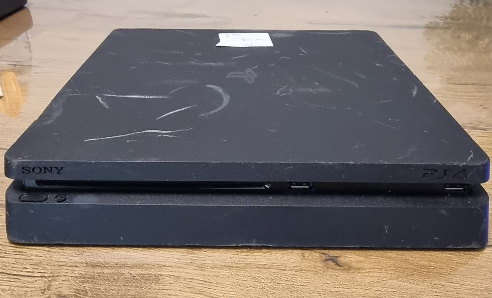Плейстейшан 4 Slim Конзоли