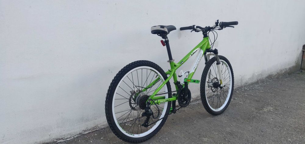 Bicicleta Mtb de copii cu roti de 24 inch frane pe disc