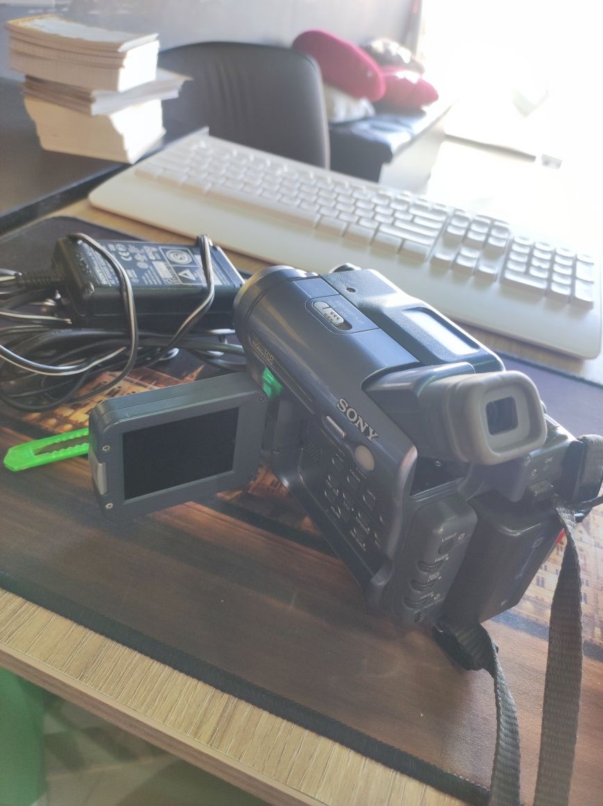 Sony videokamera sotiladi, kassetali