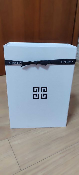 Кутия с панделка Givenchy