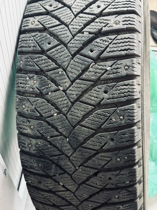 Поодам зимние шины ( шипы)