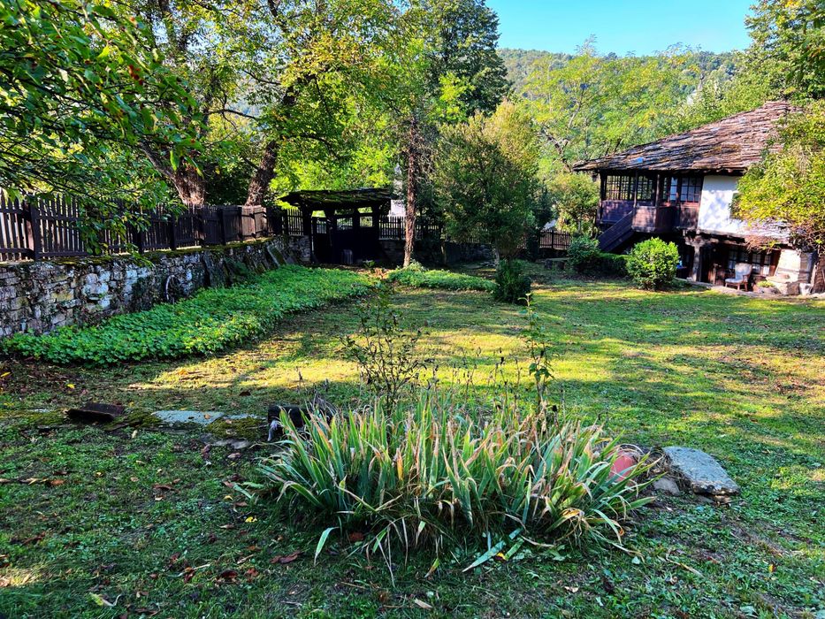 Продавам уникална къща в с. Боженци