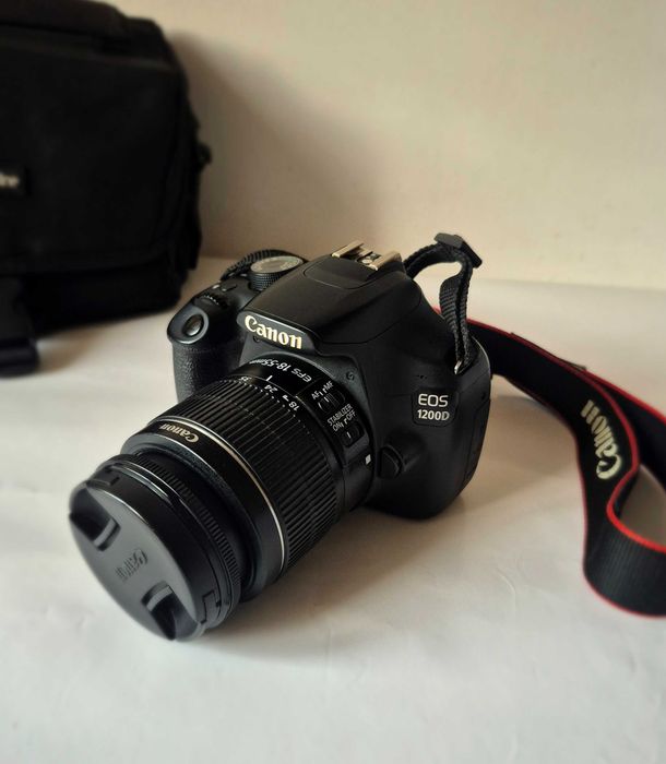 Canon 1200D + accesorii: (obiectiv 18-55mm si gentuta)