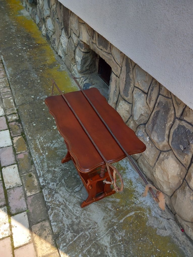 Se vinde o măsuță de cafea și 2 cârlige din fier forjat