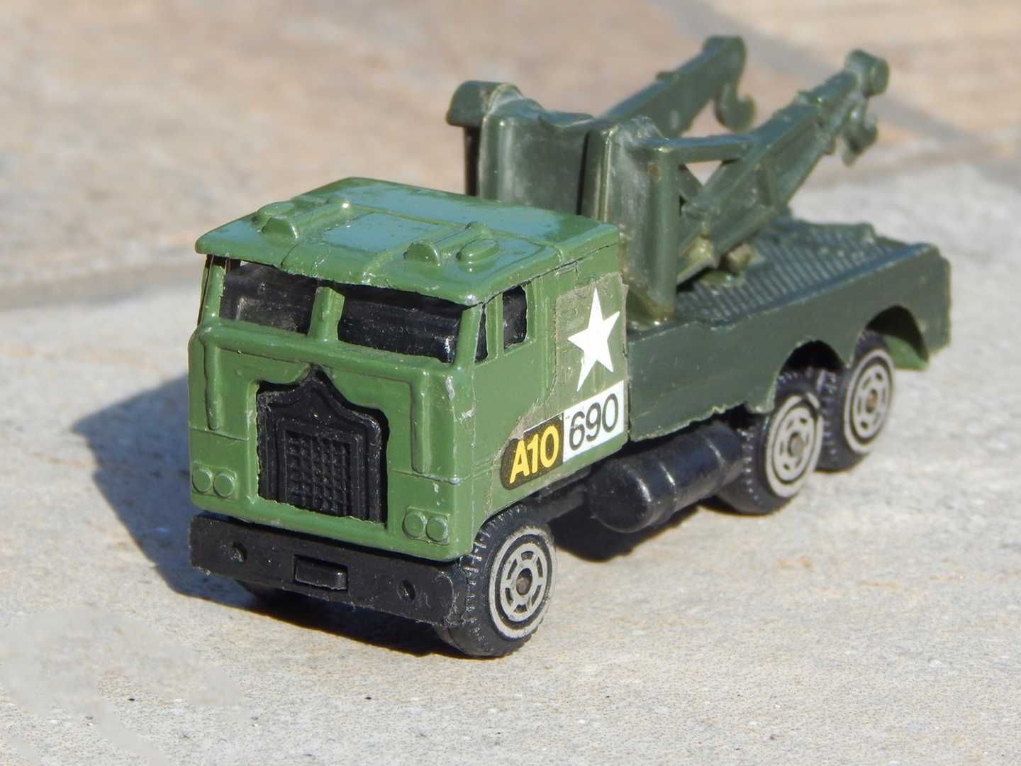 Macheta Kenworth K100 Aerodyne camion tractare militar sc 1:87