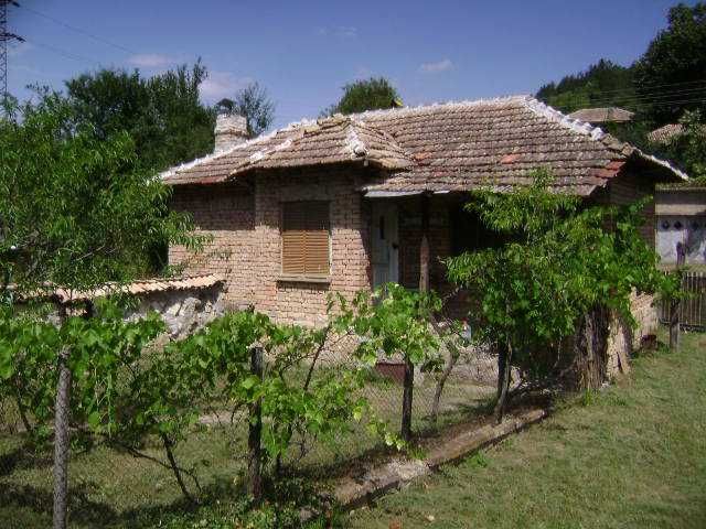 къща до река с.Водица