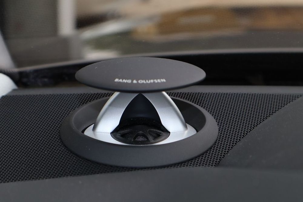 Audi a8  5.0 TDI Quattro Hibrid 02