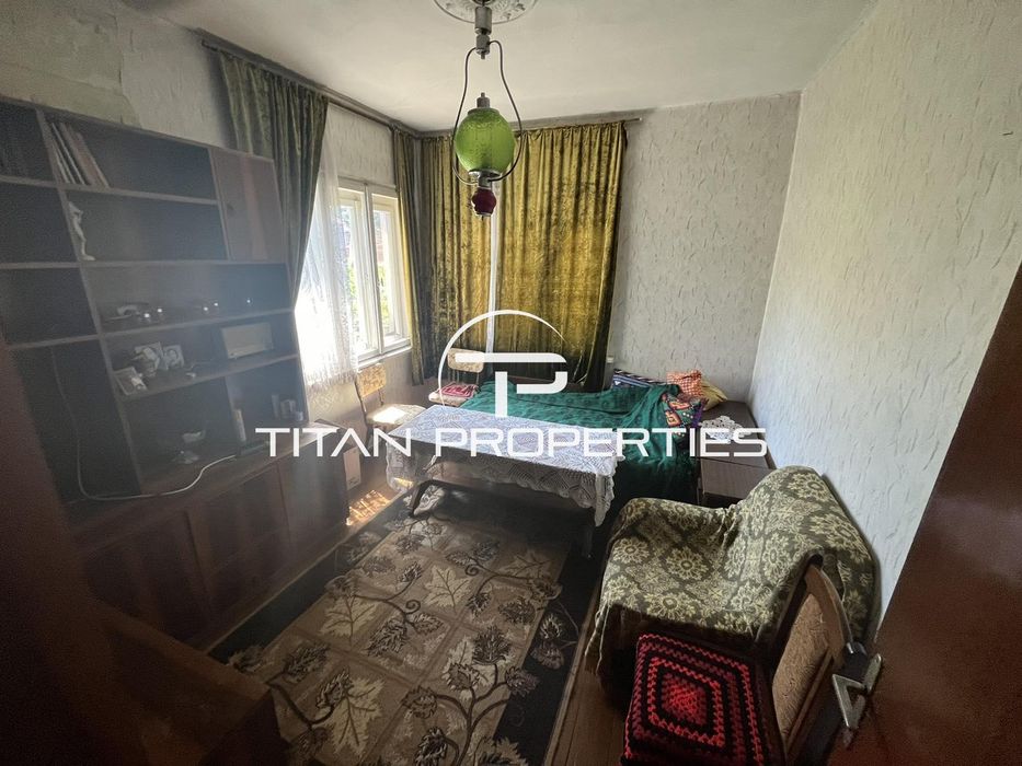 Двуетажна Къща с двор и гараж в гр. Айтос