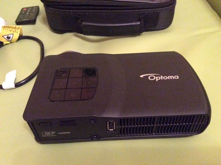 Продавам прожекционен апарат Optoma ML300