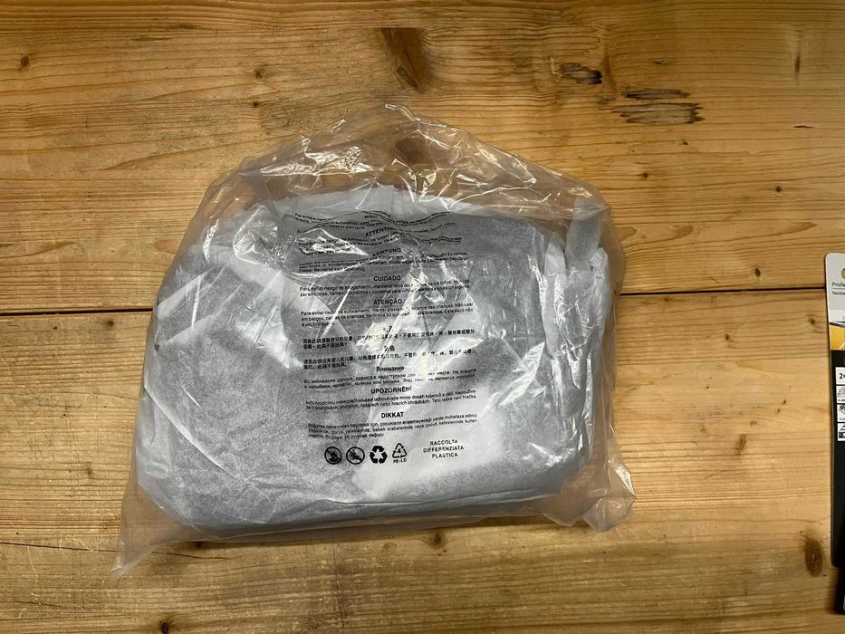 Geanta ARMANI EXCHANGE cu bareta detasabila pentru incheietura, Negru