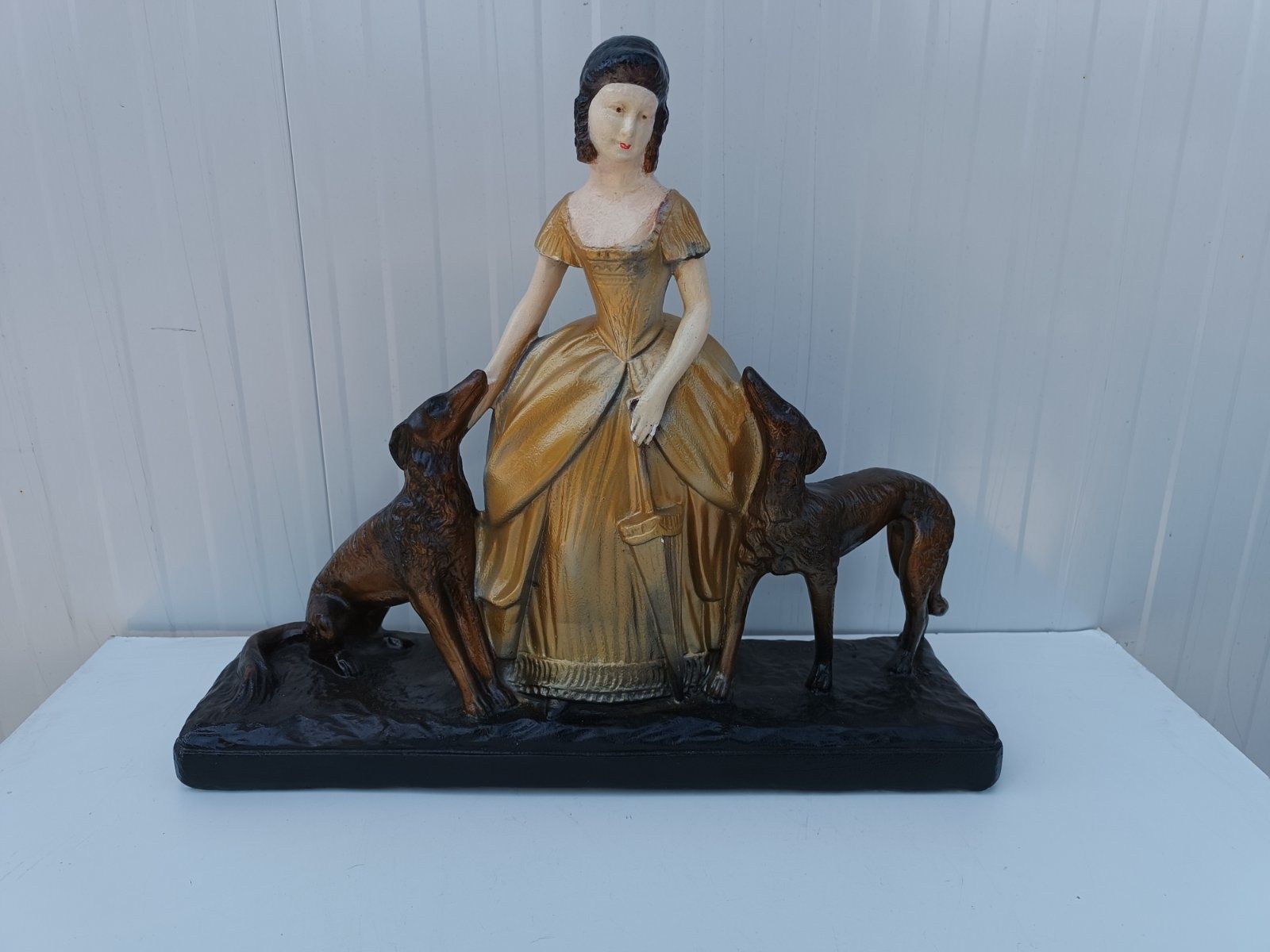 Впечатляваща голяма керамична статуетка Дамата с кучетата с маркировки