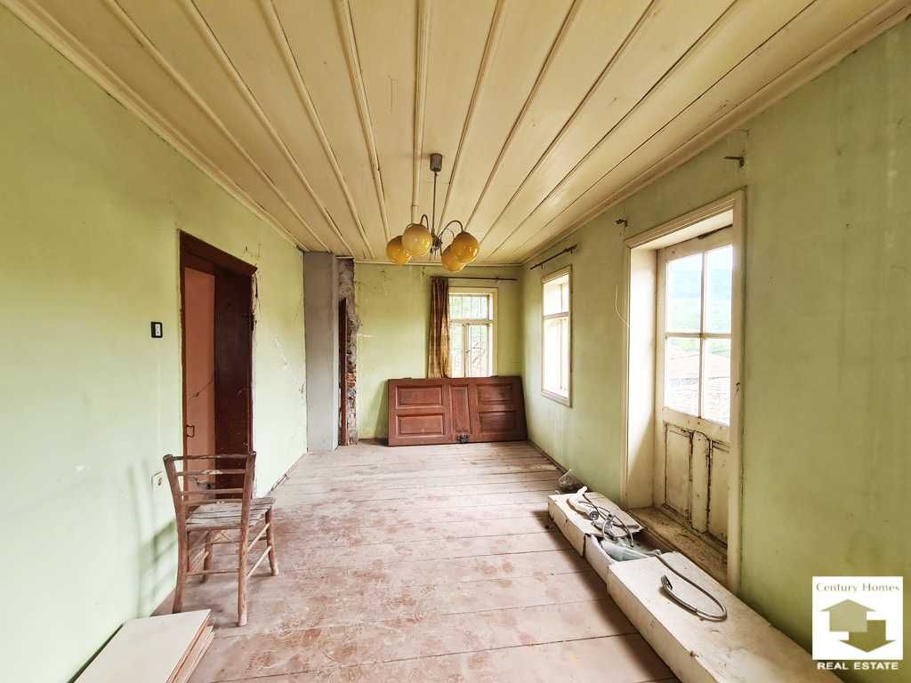 116190 Красива стара къща, с равен двор и кладенец, в с. Присово
