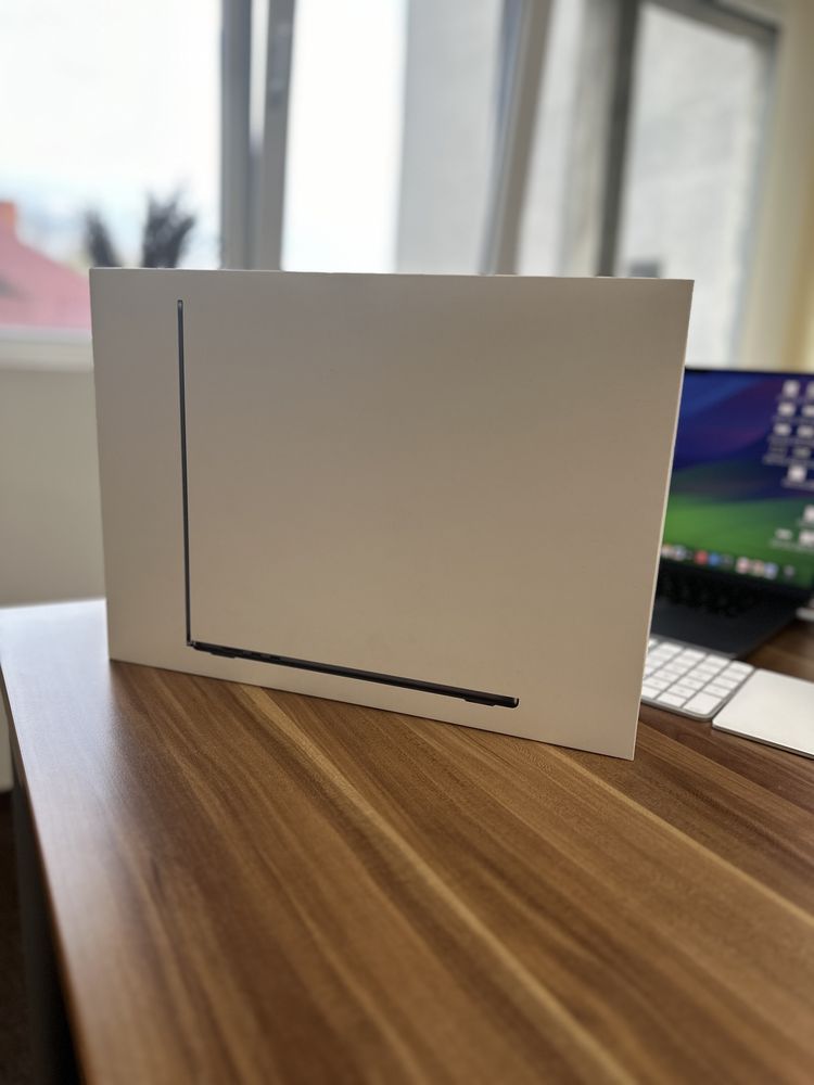 MacBook Air 13 - inch / Apple M3 / 512 Gb / 8 Gb / Sigilat |