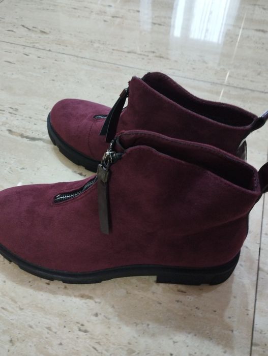 Vând ghetuțe noi Nr 38