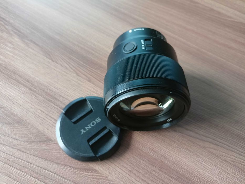 продам объектив Sony FE 85mm f/1.8