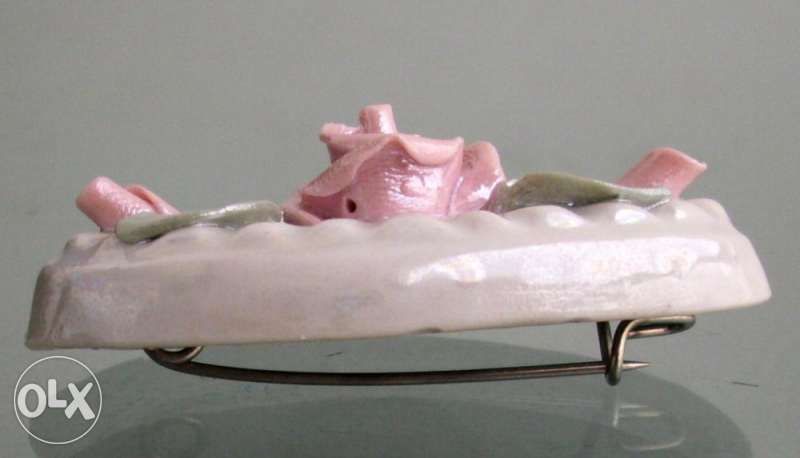 Порцеланова брошка