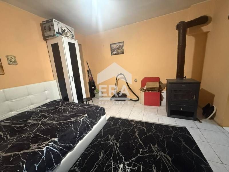 Ексклузивна, едноетажна, тухлена къща за продажба, с двор, на ул. Иван