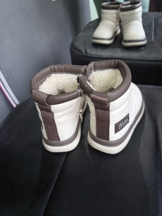 Продаетсч зимний детскиц комбинезон и сапожки