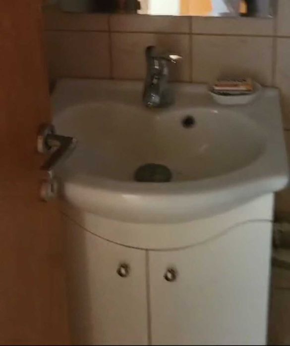 Cabină de duș, 2 chiuvete și alte corpuri de mobilier pentru baie