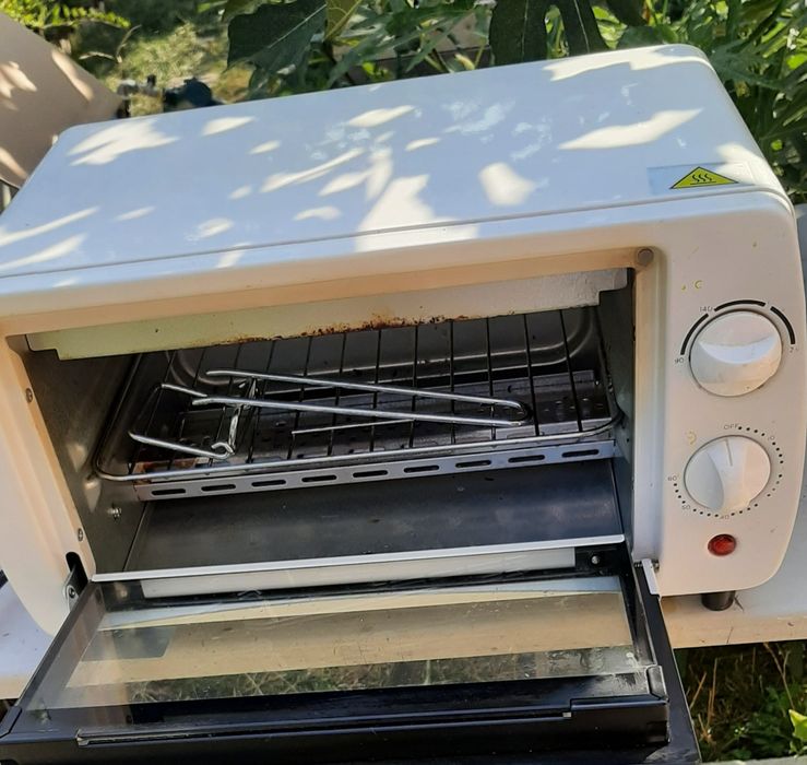 Vând 2 fotolii, un dulap haine, un minicuptor.