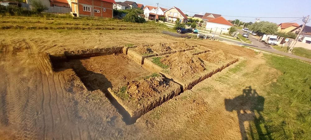 Închiriez Buldoexcavator și Camioane 8x4