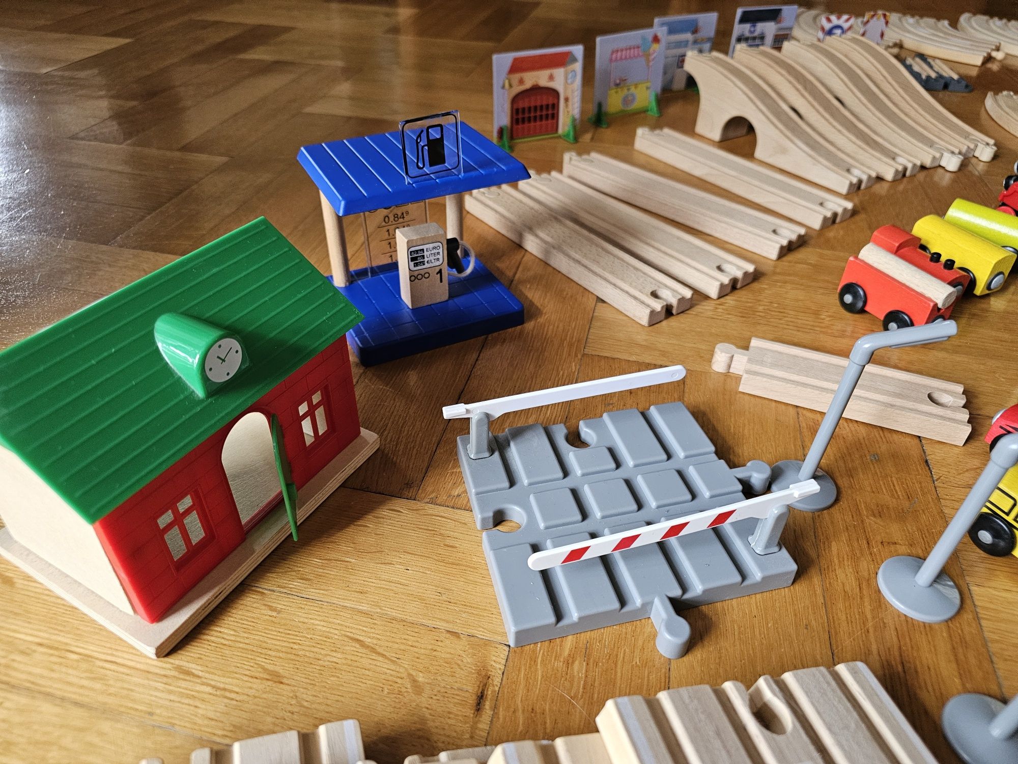 Lot / set trenuri sine lemn Brico / Ikea 2 locomotive electrice