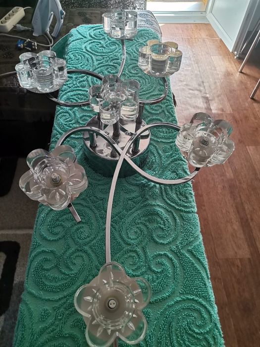 Люстра крепиться на потолок