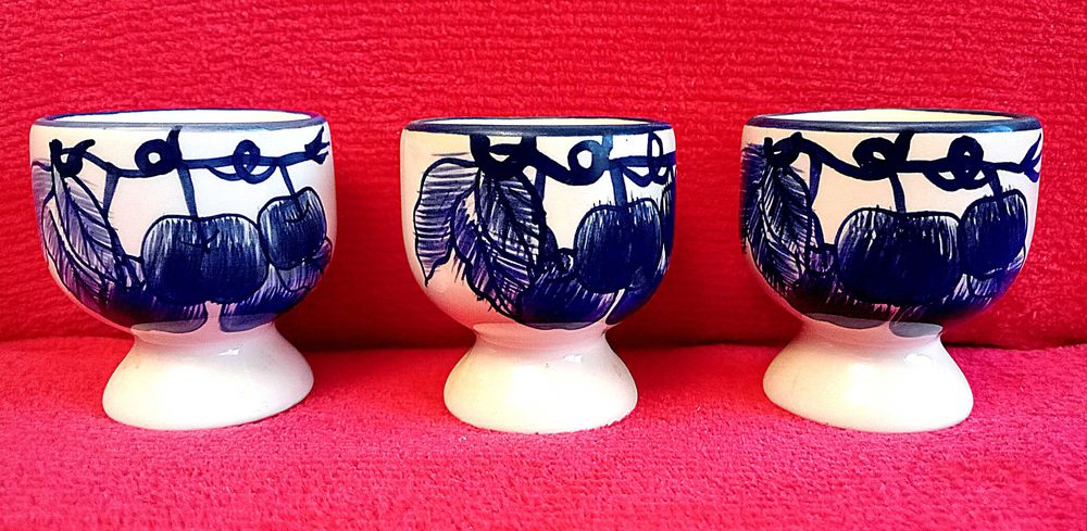 Порцеланови поставки за яйца.Руски.