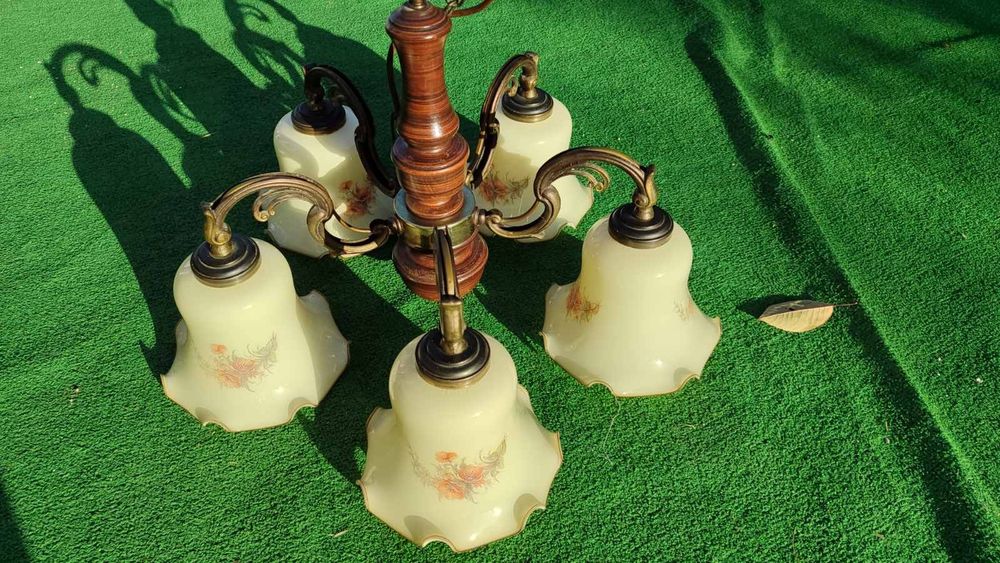 Масивен месингов полилей съчетание с дървени елементи и красиви стъкле