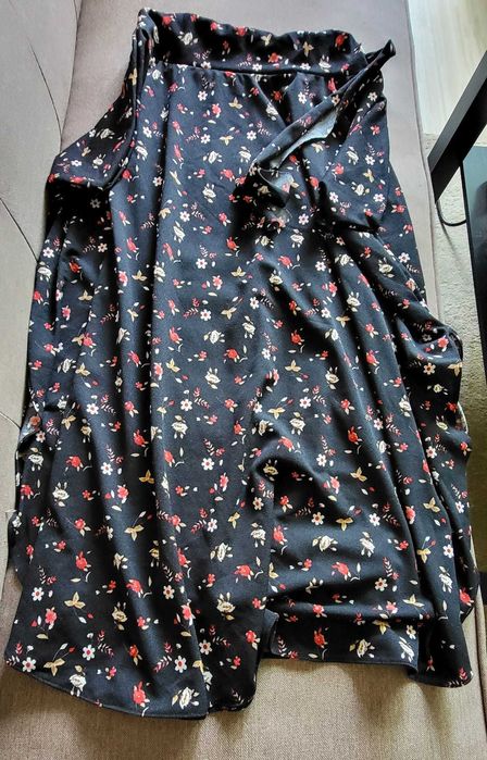 Fusta neagra cu flori si despicaturi in lateral, marimea XS/S