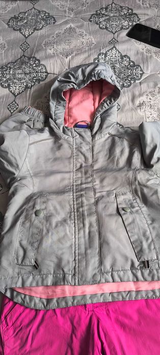 Подарявам яке и зимен гащеризон.