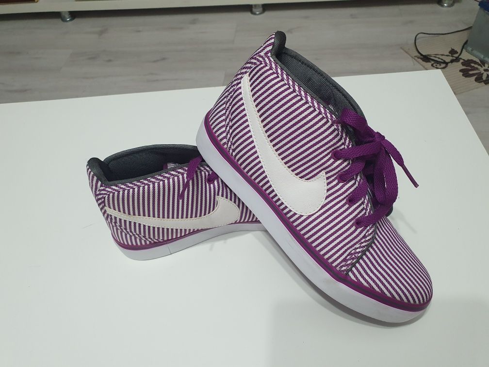 Nike masura 37 (23,5cm)