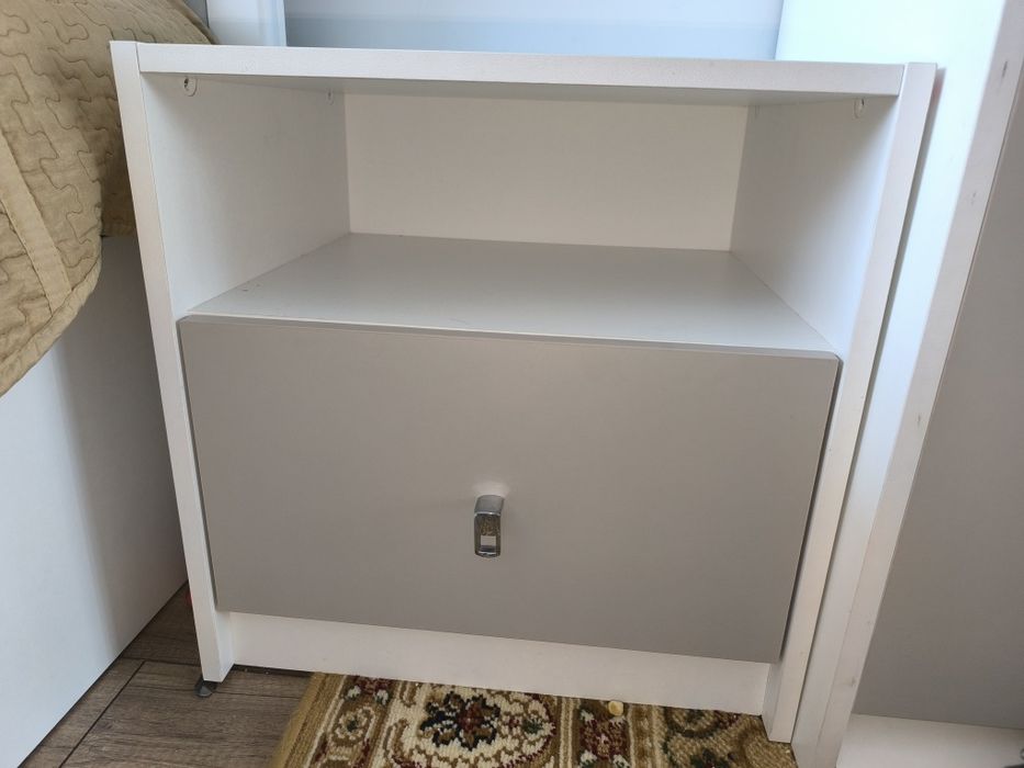 Спальный кровать и тумба