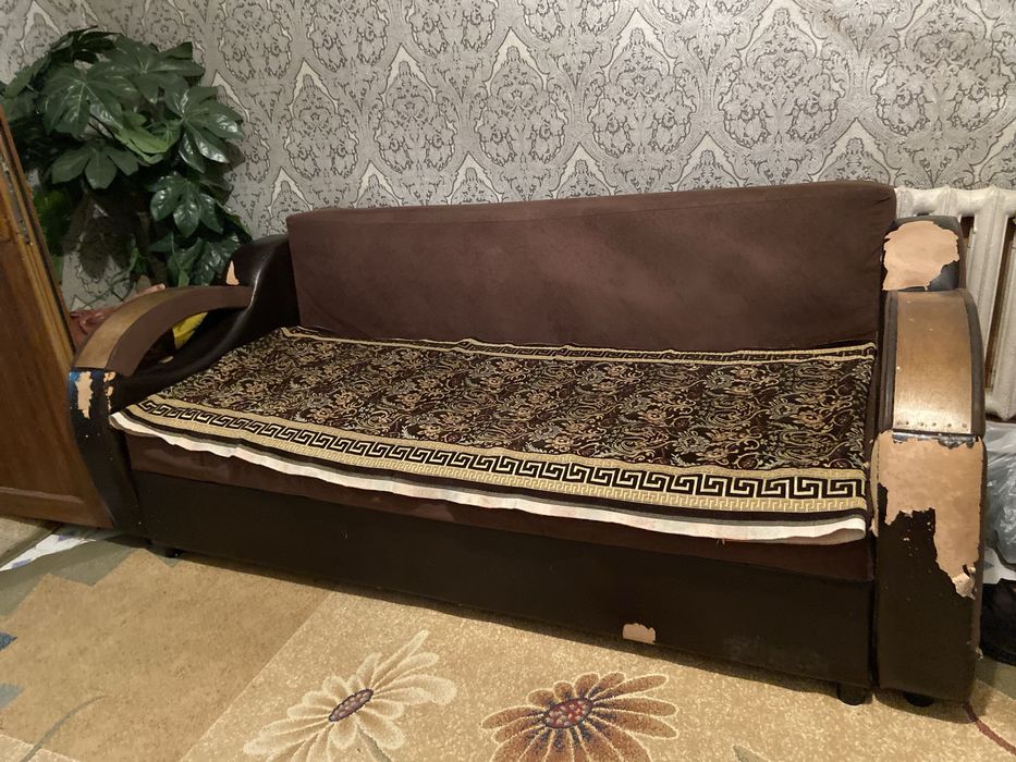 продам диван. срочно
