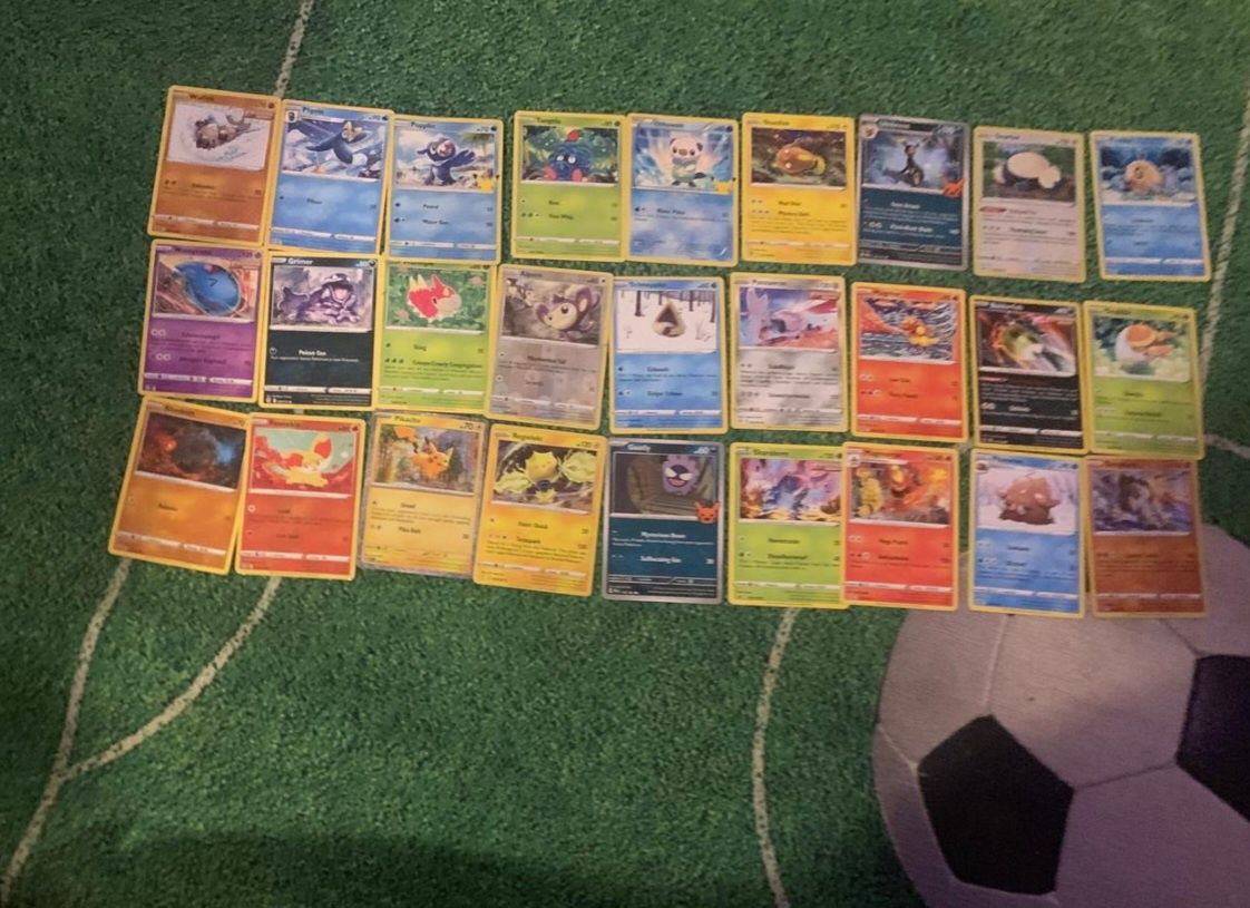 Vând cărți Pokemon
