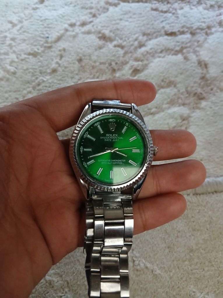 Rolex soat rangi yashil
