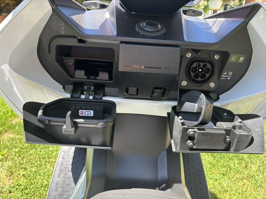 În BMW CE 04 Scuter Electric