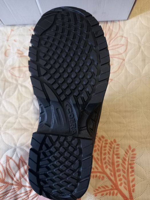 Продавам чисто нови кубинки 40 номер Cofra