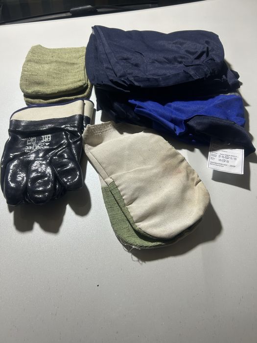 Рукавицы, костюм (куртка, брюки) рабочие.