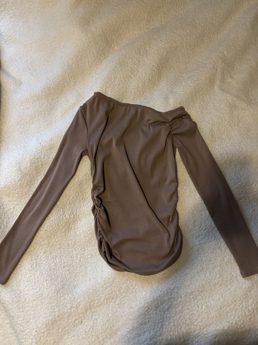 Bluza Zara, model pe un umar!