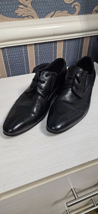 Oyoq kiyimlar sotiladi