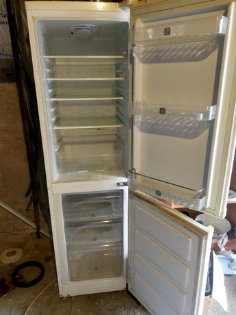 Продам холодильник Самсунг 2 х камерный