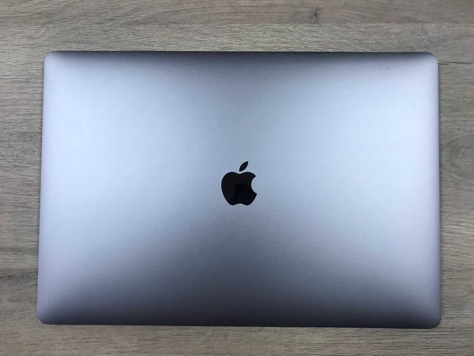 Лаптоп Apple Macbook PRO 15 2018 I7 16GB 1TB SSD с гаранция A1990