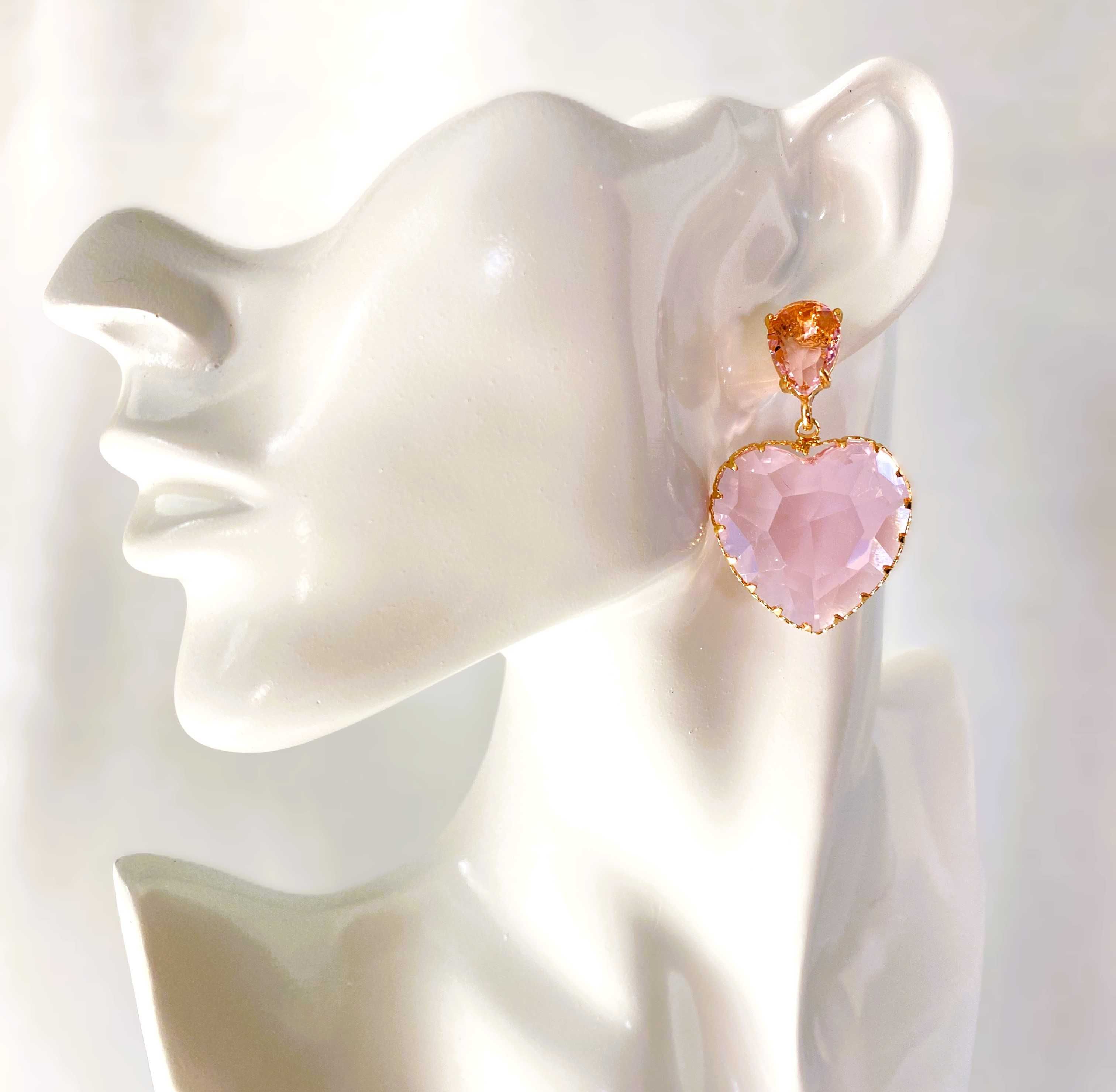 Cercei aurii Emily cu cristal roz in forma de inima.
