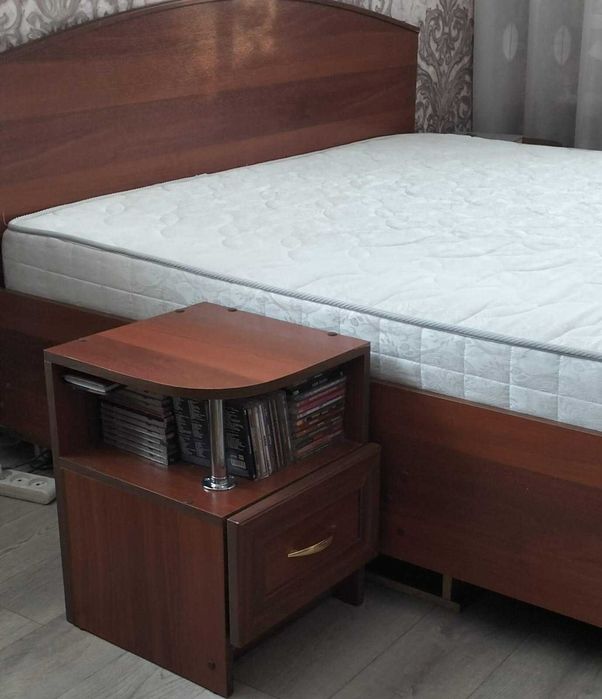 продам кровать матрас и две тумбочки.Петропавловск